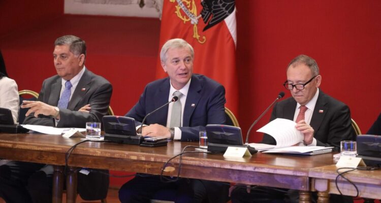 Destacando firma de decretos y auditoría: así comenzó el primer consejo de gabinete de Kast