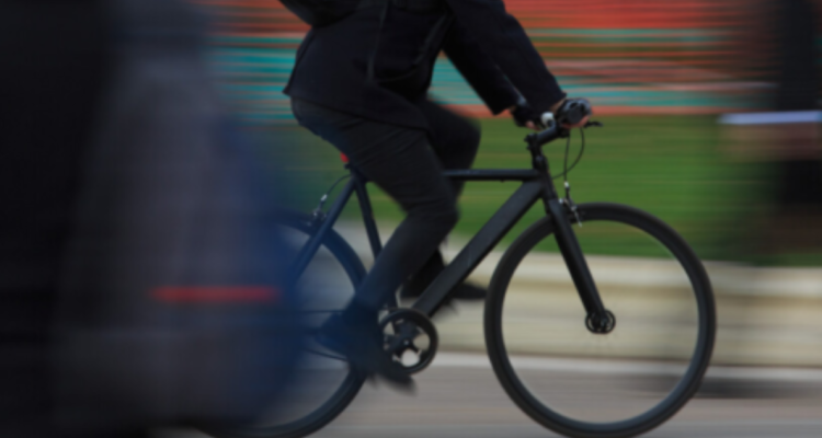Vecinos de Los Ángeles en alerta por ciclista que asalta a ancianos en sector céntrico de la ciudad