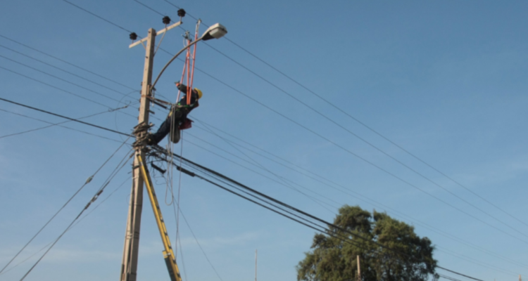 Caída de poste genera corte de luz en San Pedro de la Paz: CGE advierte que reposición tardará 2 días