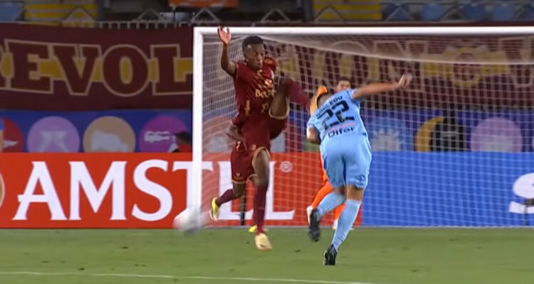 Kelvin Florez fue expulsado por patada a la cabeza de defensor de O’Higgins en duelo de Copa Libertadores.