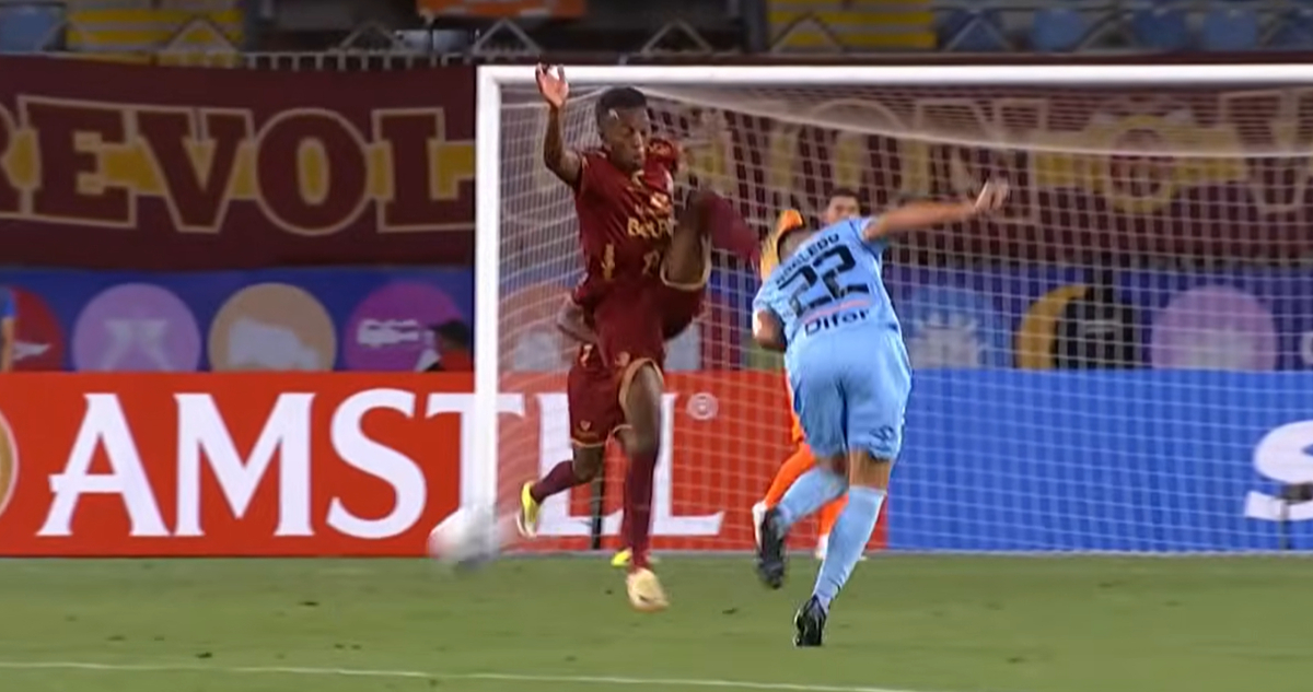 Kelvin Florez fue expulsado por patada a la cabeza de defensor de O’Higgins en duelo de Copa Libertadores.