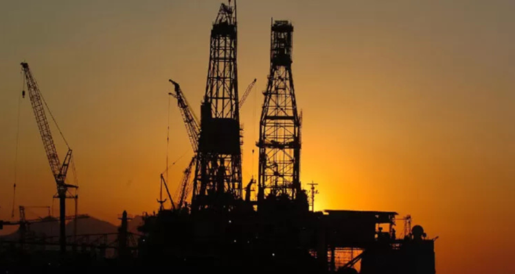 Foto de contexto de infraestructura relacionada con petróleo.