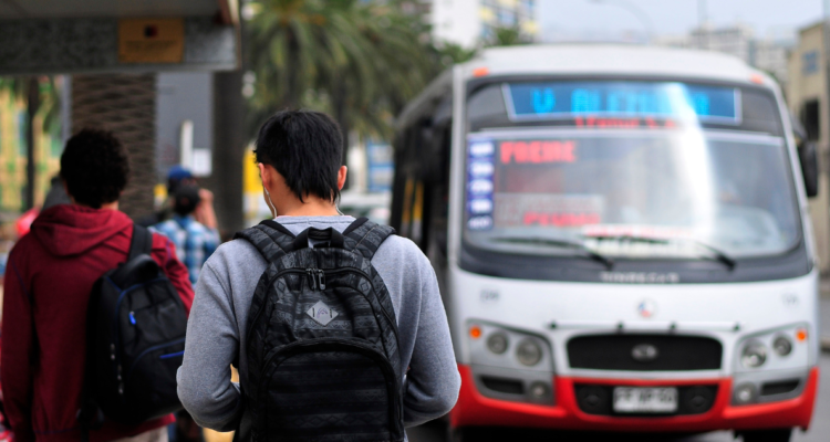 Personas esperando en un paradero de micros