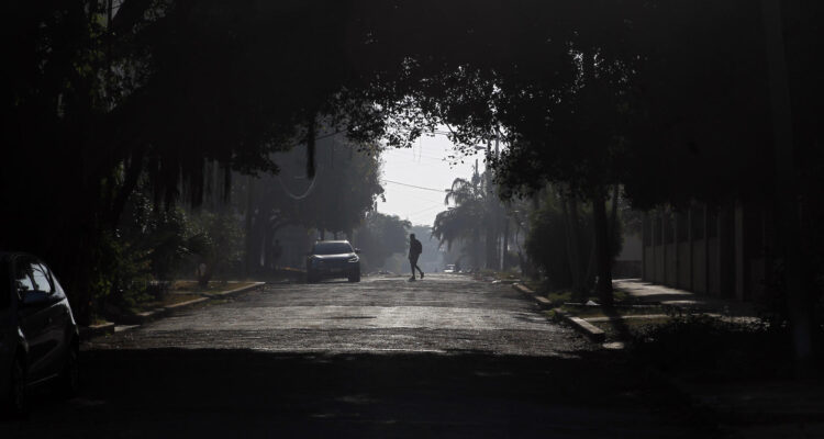 Una persona camina por una calle en La Habana (Cuba)