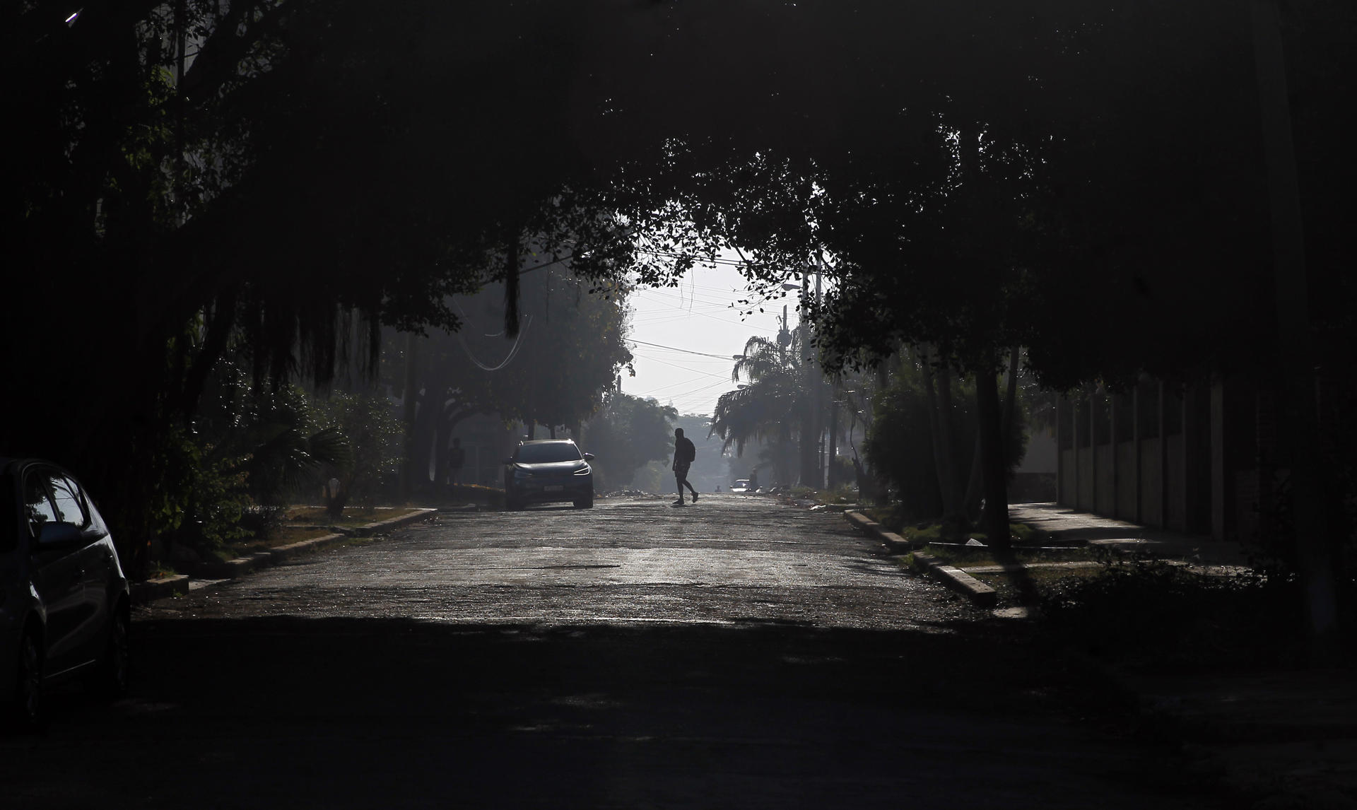 Una persona camina por una calle en La Habana (Cuba)