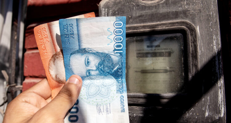 Gobierno confirma prórroga a alza de la luz: busca plan urgente ya que aumento sería en pleno invierno