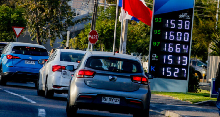 ¿Fue un tema de ‘caja’ fiscal o una decisión política? Los cuestionamientos que rodean el “bencinazo”