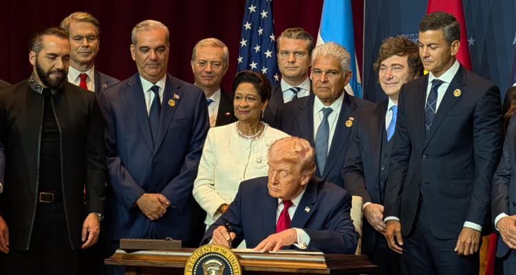 Trump a mandatarios Latinoamericanos: "No voy a aprender su maldito idioma"