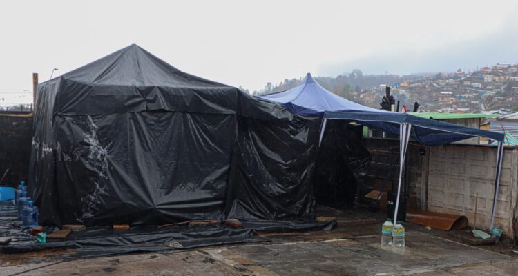 Damnificados de Penco refuerzan construcciones y se preparan con nylon para enfrentar lluvia