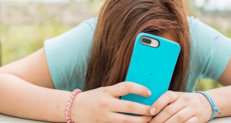 Qué hacer si uno de tus hijos es víctima de deepfakes sexuales: la nueva forma de ciberacoso