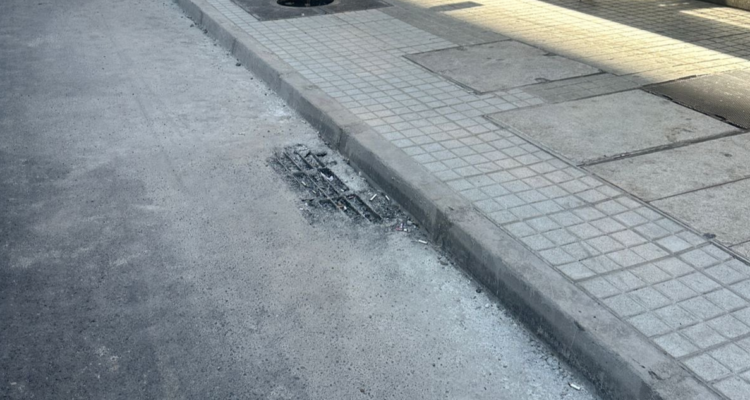 Denuncian que reasfaltado de calle Bandera tapó desagües de lluvia: Serviu responde