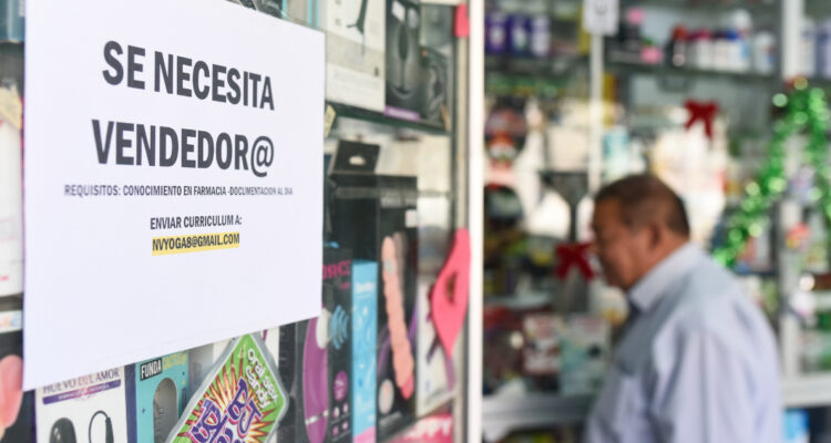 Desempleo en Chile se ubica en 8,3% y en la RM llega a 8,8%, con la informalidad en altos niveles