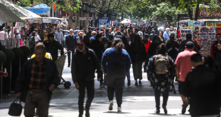 El desempleo de la población extranjera aumentó al igual que la informalidad según el INE