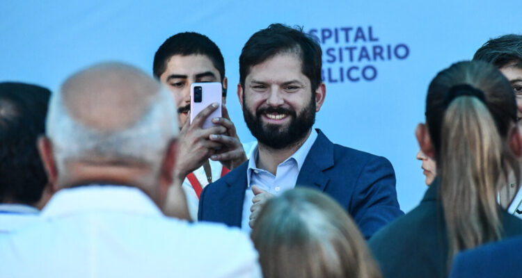 “Delirante” y “bofetada a las regiones”: Oposición rechaza convocatoria del FA para despedir a Boric