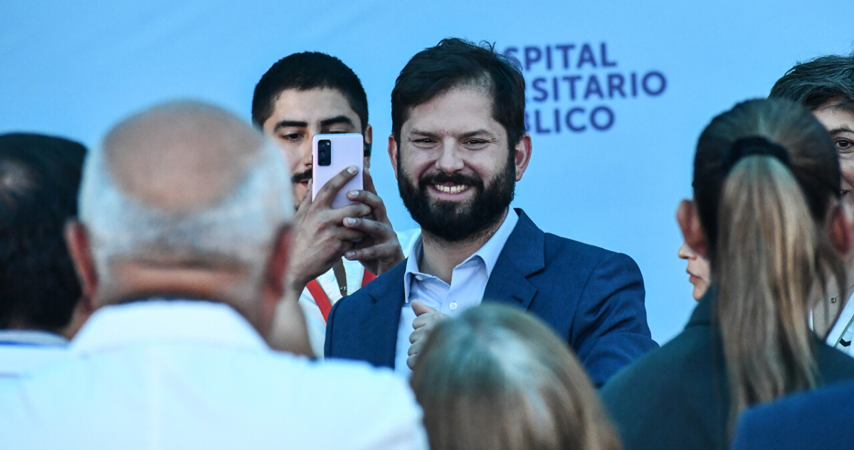 “Delirante” y “bofetada a las regiones”: Oposición rechaza convocatoria del FA para despedir a Boric