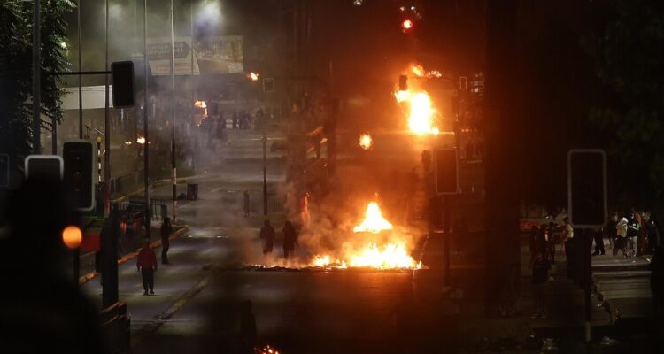 Al menos 127 detenidos dejó conmemoración del Día del Joven Combatiente en la RM