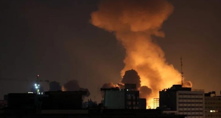 Humo se eleva tras un ataque aéreo en el centro de Teherán