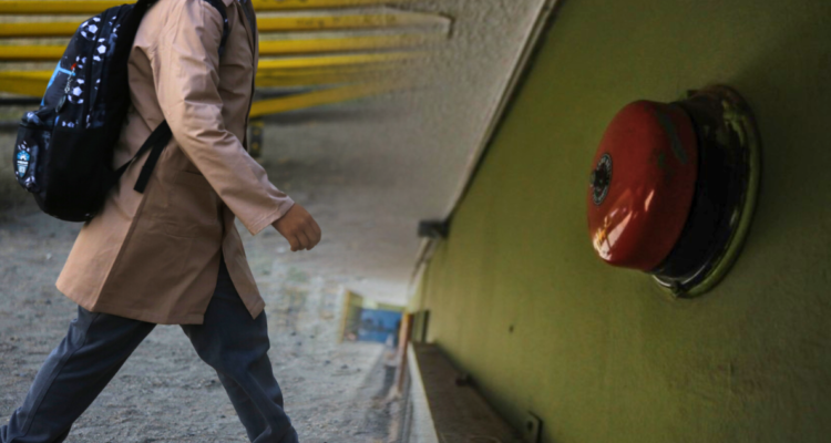 Superintendencia de Educación prepara nueva guía para el uso de cámaras y pórticos en colegios