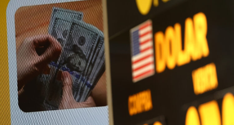 El dólar olvida las bajas y escala más de $15 en medio de las tensiones geopolíticas