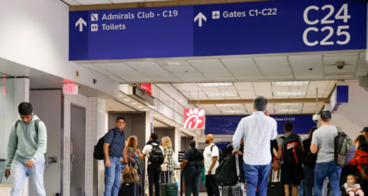 EE.UU. desplegará desde este lunes agentes del ICE en los aeropuertos