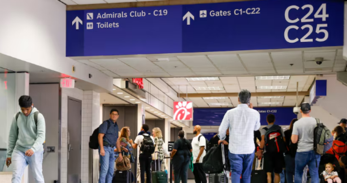 EE.UU. desplegará desde este lunes agentes del ICE en los aeropuertos