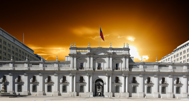 La Moneda con un atardecer de fondo
