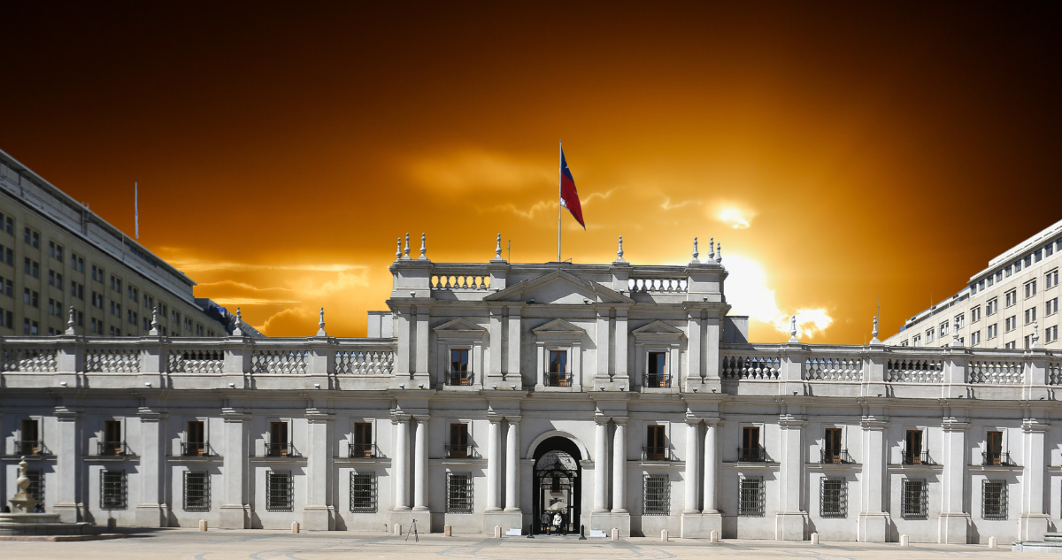 La Moneda con un atardecer de fondo