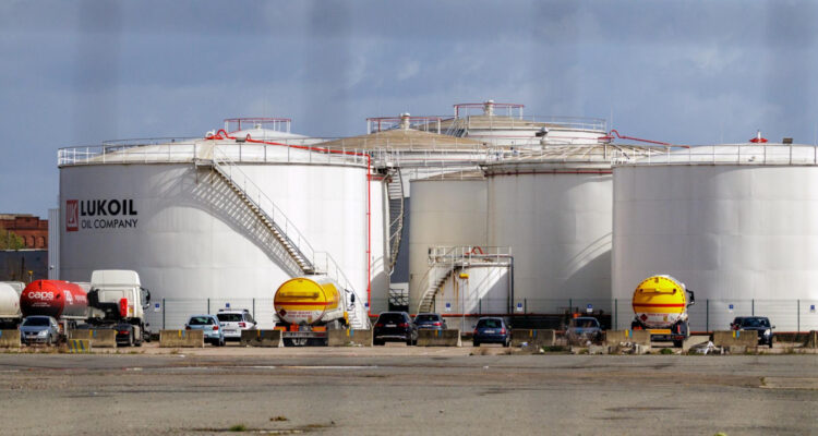 Temores de una guerra prolongada en Irán siguen presionando al alza el barril de petróleo