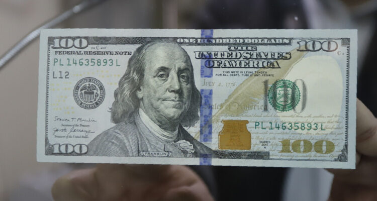 El dólar abre con fuerza y ronda los $920 tras el salto del petróleo por la guerra en Irán