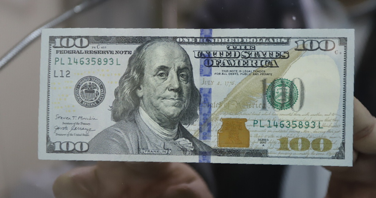 El dólar abre con fuerza y ronda los $920 ante el salto del petróleo por la guerra en Irán