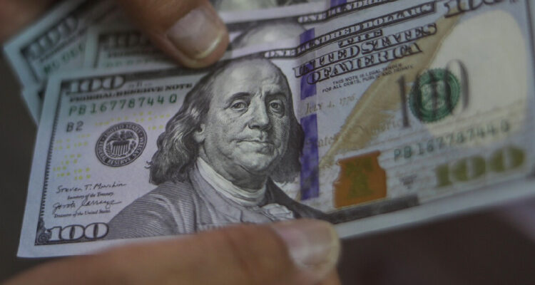 El dólar cae hasta $20 tras señales de una posible desescalada en la guerra en Medio Oriente