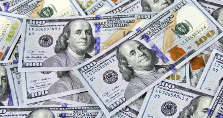 El dólar sube más de $10 y toca los $910 por la escalada del conflicto en Irán y la caída del cobre