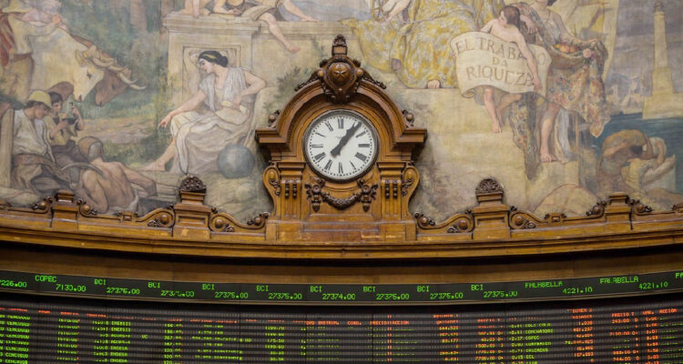 El IPSA sube e intenta recuperarse de dos jornadas seguidas en rojo por la guerra en Irán