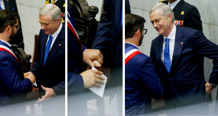Gabriel Boric entregándole un papelito a José Antonio Kast