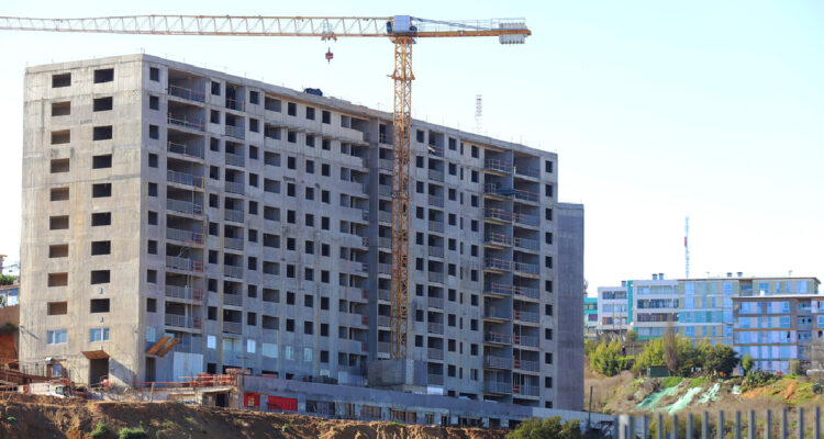 Eliminar IVA a vivienda generaría ahorro de 100 mil mensual pero debe ejecutarse rápido según expertos