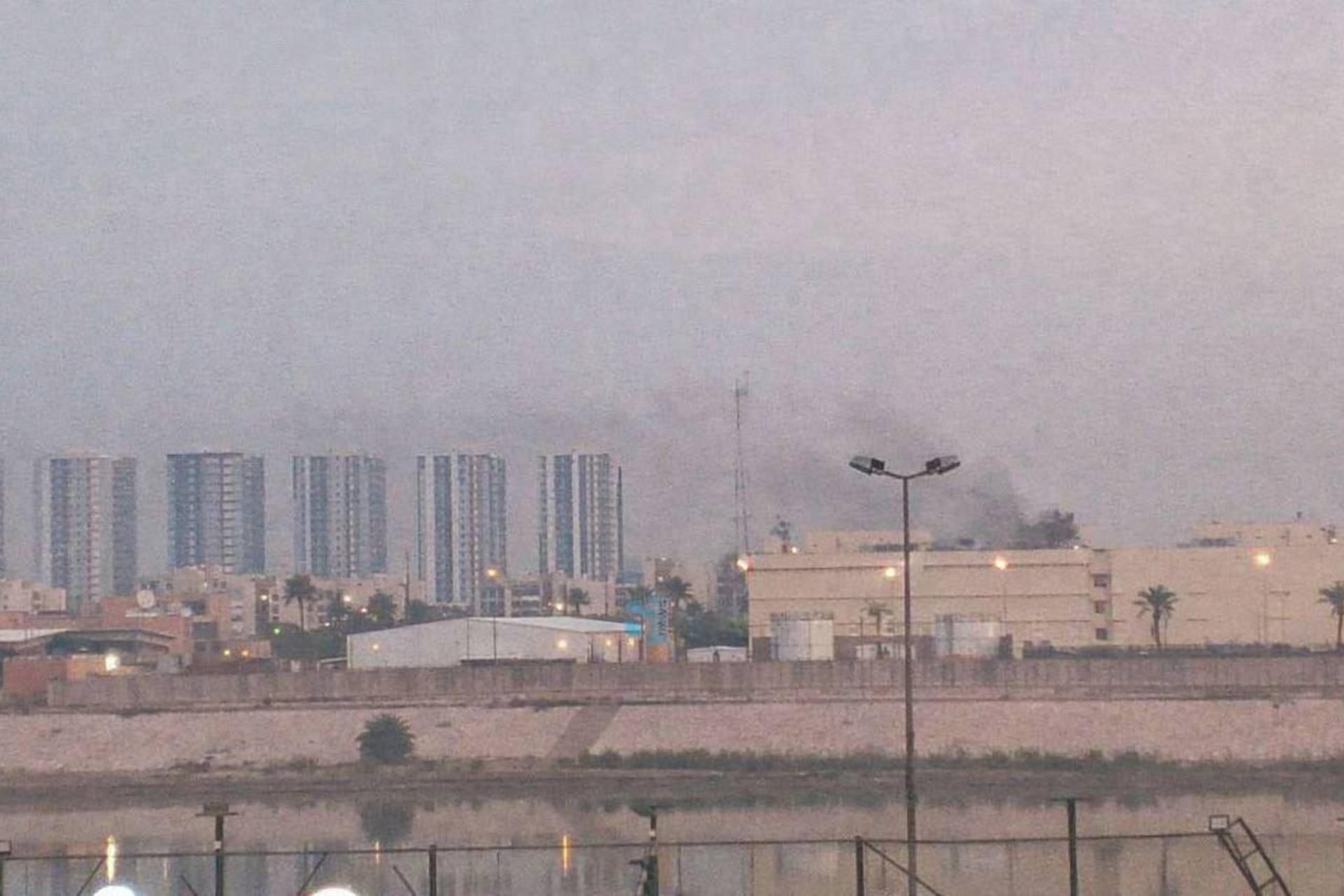 Imagen de contexto del ataque del sábado con un dron contra la embajada estadounidense de Bagdad
