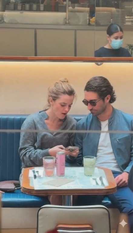 Emma Watson junto a Gonzalo Hevia Baillères