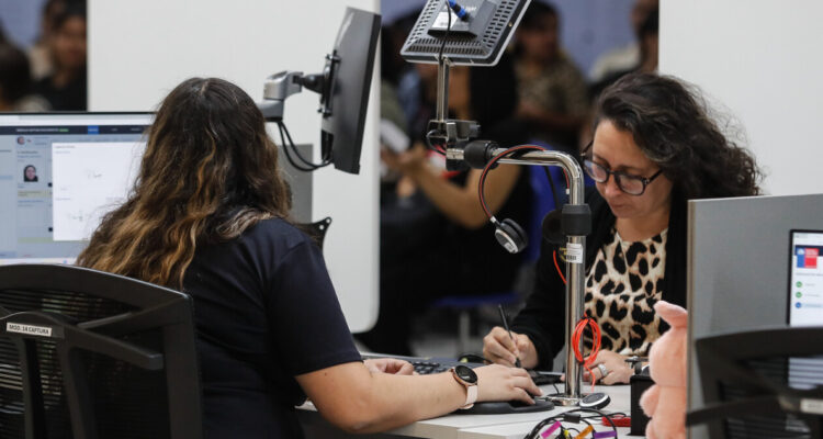 Criteria: Amplio apoyo a recortar funcionarios públicos, pero rechaza bajar bonos y programas sociales