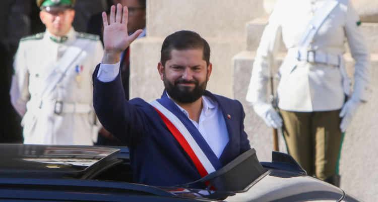Entre aplausos y emoción: presidente Boric abandona el Palacio de La Moneda rumbo al cambio de mando