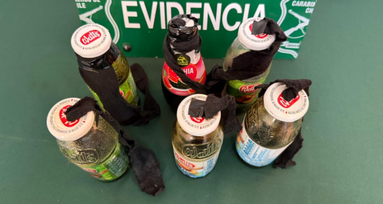 Detienen a dos escolares sorprendidos portando elementos incendiarios en Santiago