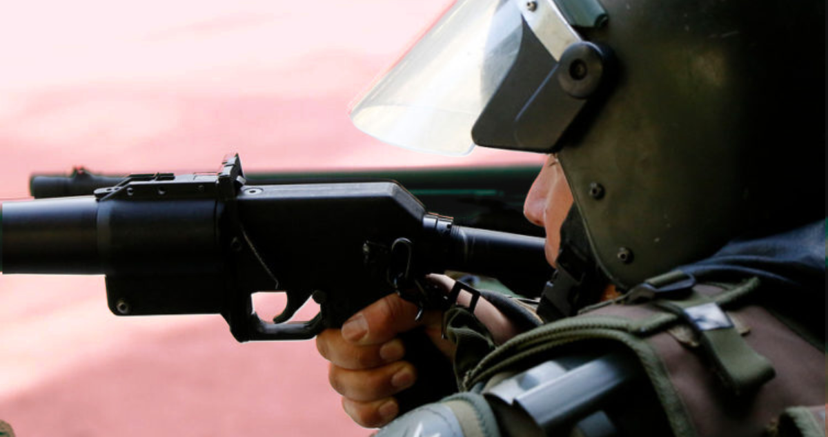 Carabinero apuntando con escopeta.