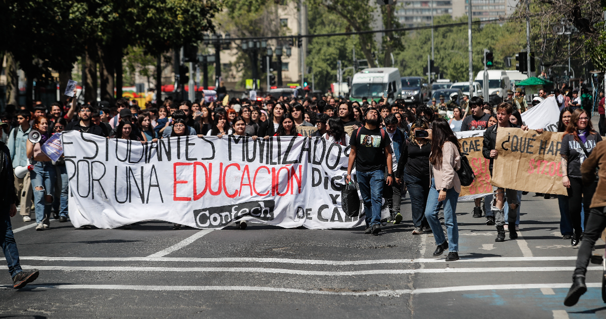 Estudiantes secundarios y universitarios convocaron a una manifestación para este jueves 26 de marzo en el ex Congreso Nacional, por medidas en educación del gobierno de José Antonio Kast. Darling Marchant, vocera de la Asamblea Coordinadora de Estudiantes Secundarios (ACES), reiteró la convocatoria para este jueves. “Rechazamos el discurso permanente de que en Chile no hay recursos para garantizar algo básico como nuestros derechos sociales”, expresó la joven. A lo anterior, Marchant añadió: “Sabemos que sí hay plata para sus sueldos millonarios de políticos, pero no para nuestra salud, educación o vivienda”. Convocatoria a manifestación en el ex Congreso Nacional y recordatorio de “cacerolazos” Arantza Díaz, vocera de la Red de Solidaridad Estudiantil, detalló que además de la convocatoria para mañana al mediodía en el frontis del ex Congreso Nacional, para este miércoles a las 21:00 horas está el llamado a “cacerolazos” en todos los territorios. El motivo de la manifestación es el “rechazo a las medidas que implican directamente a la educación, la salud y la vivienda. Quieren recortar la gratuidad para los mayores de 30 años, quieren perseguir a los deudores del CAE, quieren recortar la beca Junaeb y, como pudimos ver, el alza de los precios de los combustibles”, explicó. Díaz sostuvo que “todas estas medidas precarizan la vida de los estudiantes y su familia. La falsa austeridad es realmente porque, mientras los que tienen más siguen ganando, el pueblo sigue perdiendo”, declaró. Asimismo, llamó a los estudiantes a seguir articulándose y movilizandose, con el fin de estar “alerta a cada movimiento que haga el Gobierno de Kast”. Ignacia Villalobos, vocera de la Confederación de Estudiantes de Chile (Confech), aseguró “que el movimiento estudiantil siempre va a seguir presente y cada vez que sea necesario vamos a alzar la voz”. La vocera además dijo0: “Si el gobierno cree que esto es un tira y afloja con nuestros derechos, los estudiantes siempre vamos a seguir presionando por nuestros derechos, vamos a seguir luchando y vamos a estar presentes”,