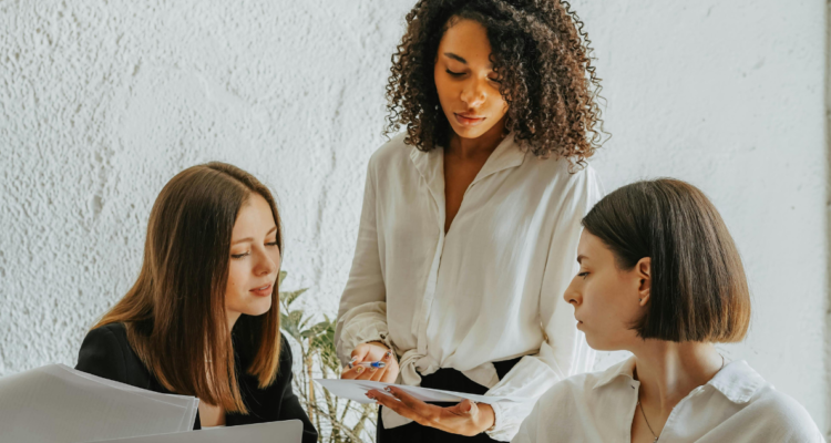 Estudio revela que mujeres en Chile tienen 17,65% menos probabilidad de acceder a cargos de liderazgo