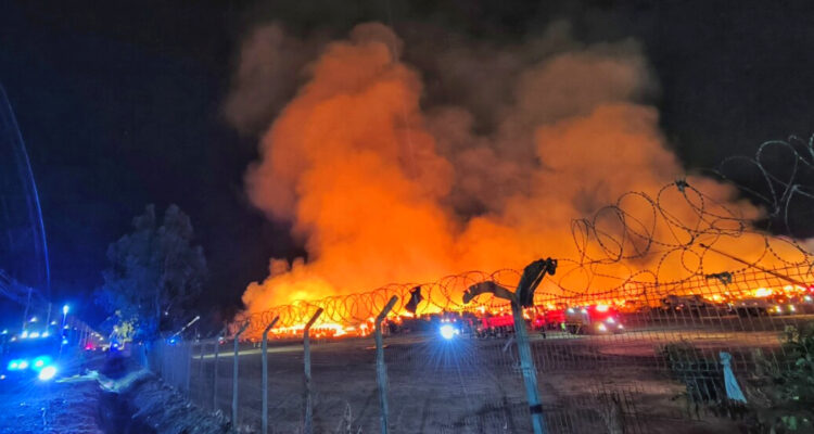 Evalúan suspender clases en colegios cerca de papelera CMPC en Puente Alto: incendio fuera de control