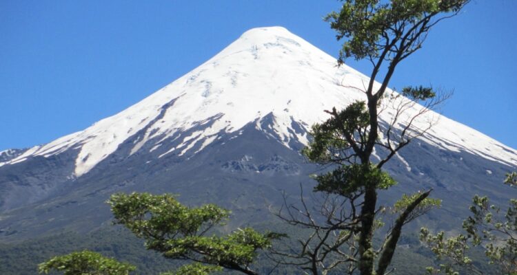 Intensa búsqueda de excursionista que se extravió el fin de semana en volcán Osorno
