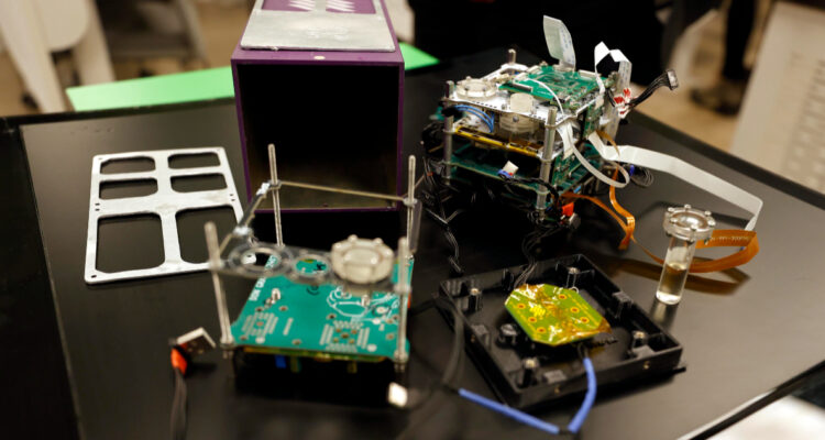 Fotos de una muestra del material que será enviado a la EEI