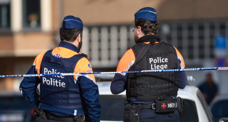 Policía antiterrorista belga investiga explosión frente a una sinagoga en Lieja