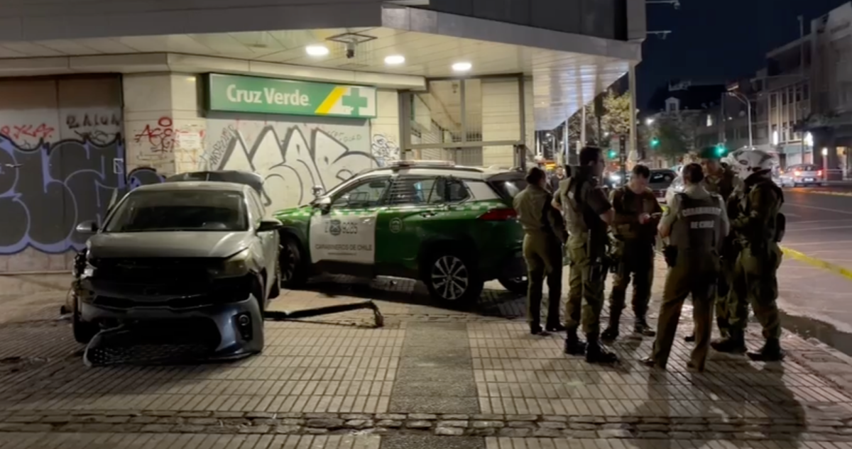 Dos detenidos tras robo a farmacia en Las Condes: persecución terminó en Recoleta