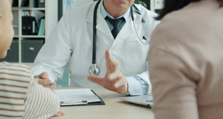 Foto de contexto de médico conversando con pacientes