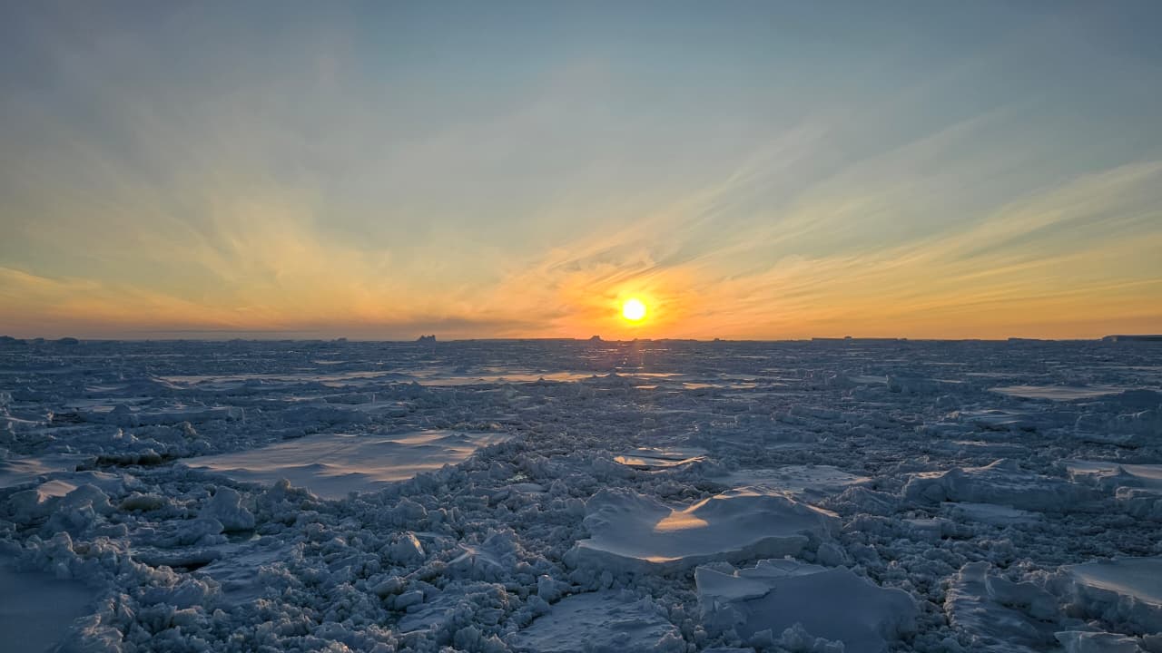 Atardecer antártico, navegando por el océano Austral en una zona cubierta por hielo marino.